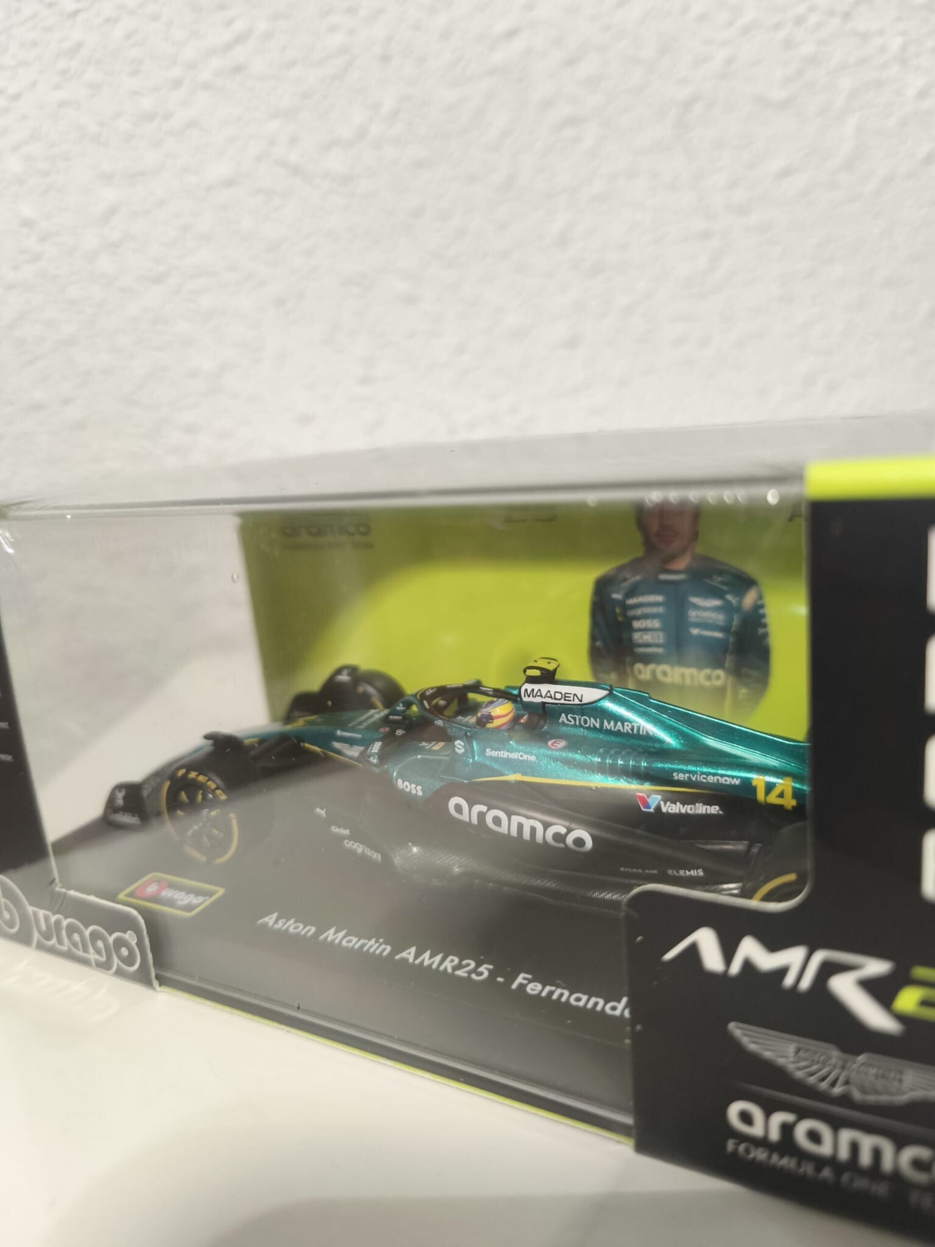 Coche de Fórmula 1 Fernando Alonso con vitrina Aston Martin AMR25 a Escala 1:43 - 3